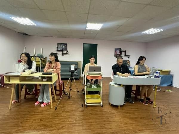 專業美容顧問正為顧客進行全面且細緻的肌膚檢測與諮詢。