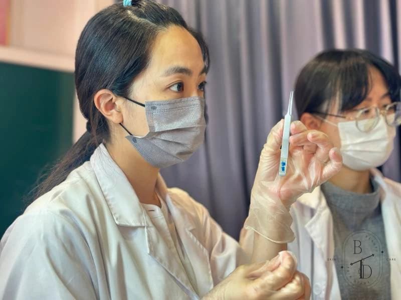 專業美容師在開始客製化臉部護理前,進行透徹且專業的肌膚檢測與分析。