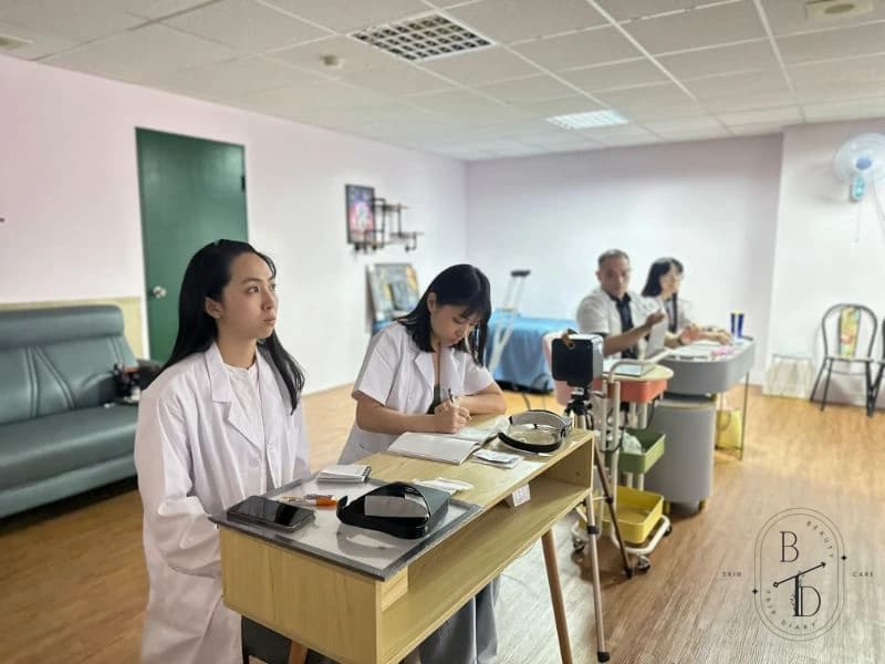美業專業人員在無塵環境中準備已滅菌的工具,嚴格把關衛生規範。