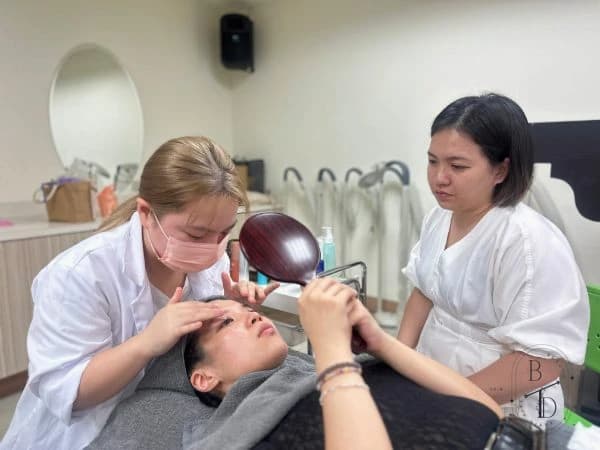 桃園工作室內用於徹底消毒美容工具的高規格高溫高壓滅菌設備。