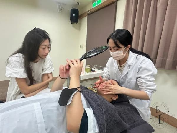 專門的UV-C紫外線系統正在淨化護理室的空氣與環境表面。